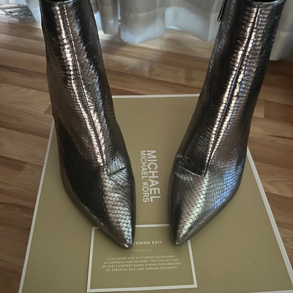 Iridescent BEAUTY - Picture 3 of 16